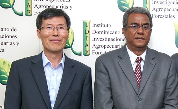 El doctor Hwang Haesung, izquierda, director del Centro Kopia en la República Dominicana y el ingeniero Rafael Pérez Duvergé, derecha, director ejecutivo del IDIAF